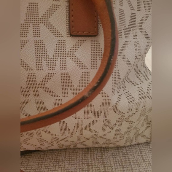 Michael Kors Large Hamilton Tote in Vanilla - Picture 4 of 9